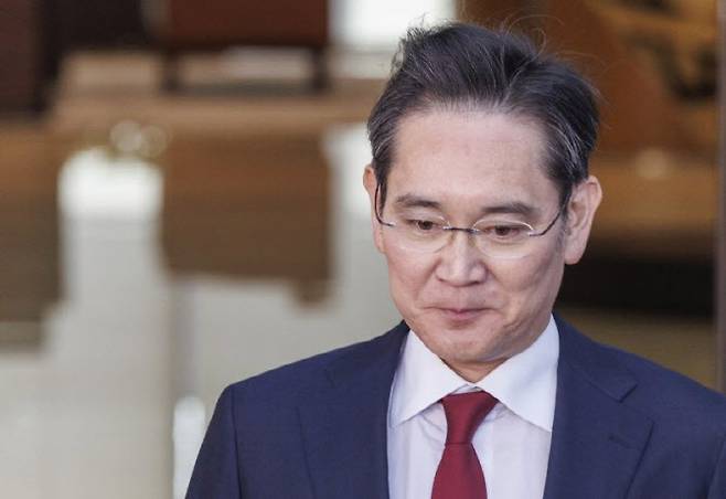 중국 출장을 마친 이재용 삼성전자 회장이 지난달 28일 오후 서울 강서구 김포공항에서 취재진의 질문을 받으며 공항 청사를 빠져나가고 있다. (사진=연합뉴스)