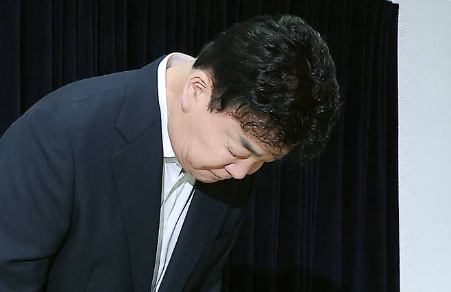 백종원 더본코리아 대표가 28일 서울 서초구 스페이스쉐어 강남역센터에서 열린 정기 주주총회를 마친 뒤 고개 숙여 인사하고 있다. 20205.3.28 (사진=뉴스1)