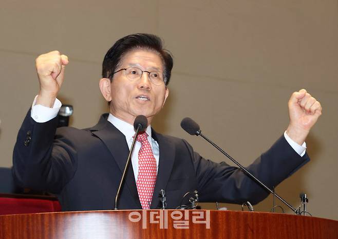 [이데일리 노진환 기자] 김문수 국민의힘 대선 후보가 11일 오후 서울 여의도 국회에서 열린 의원총회에서 인사말을 하고 있다.