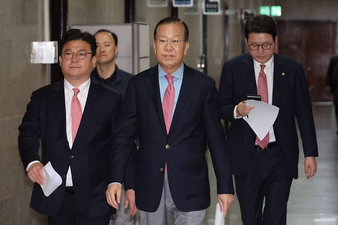 국민의힘 권영세 비상대책위원장이 10일 서울 여의도 국회에서 사상 초유의 대선 후보 교체에 대한 입장을 밝히기 위해 기자회견 장소로 이동하고 있다. (사진 = 연합뉴스)