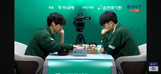 신진서 9단(오른쪽)과 이지현 9단이 대국이 끝난 후 복기를 하고 있다.(사진 바둑TV 캡처)