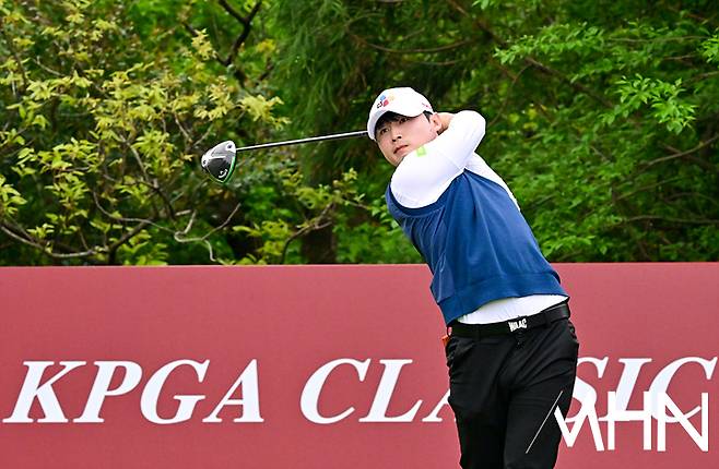 배용준이 11일 열린 KPGA 클래식 최종라운드에서 샷을 하고 있다.
