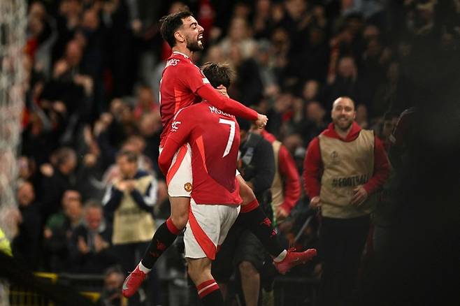 2025년 5월 9일(한국 시간), 영국 맨체스터 올드 트래포드에서 열린 UEFA 유로파리그 준결승 2차전. 맨체스터 유나이티드의 브루노 페르난데스(왼쪽)가 팀의 선제골을 넣은 메이슨 마운트(오른쪽)와 기뻐하고 있다.&nbsp;