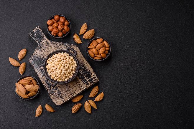 간식으로 견과류를 적당히 섭취하면 허기를 줄이고, 콜레스테롤 수치를 개선하는 효과가 있다. [사진=게티이미지뱅크]