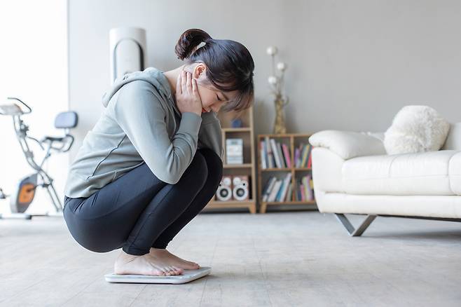 많이 먹지도 않는데 체중이 증가한다면 어떤 원인이 있는지 알아볼 필요가 있다. 너무 짜게 먹거나 특정 약을 복용하는 등의 뜻밖의 이유가 있을 수 있다. [사진=게티이미지뱅크]