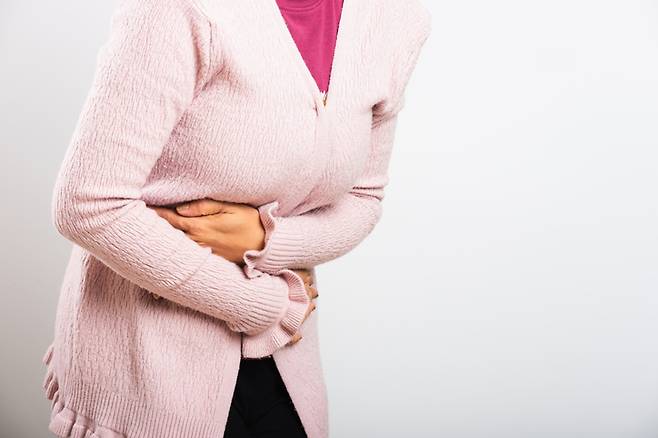 폐경 후 질출혈, 배와 허리의 통증은 난소암 위험을 알리는 경고 신호일 수 있다. [사진=게티이미지뱅크]