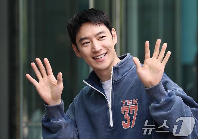 배우 이제훈이 영화 ‘소주전쟁‘ 홍보를 위해 9일 서울 양천구 SBS목동에 도착해 인사를 하고 있다. 2025.5.9/뉴스1 ⓒ News1 권현진 기자