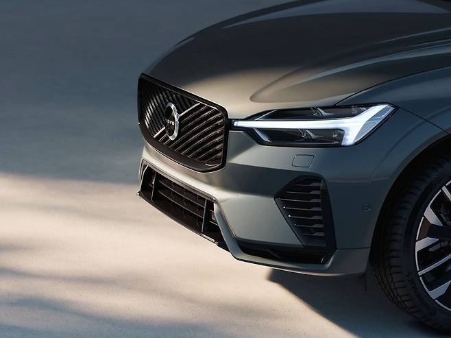 지난 2월 공개된 볼보자동차 중형 스포츠유틸리티차(SUV) 'XC60' 2세대 2차 페이스리프트 모델 전면부(볼보차 홈페이지 갈무리).