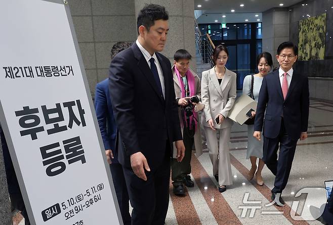 김문수 국민의힘 대통령 후보가 11일 오전 경기도 과천 중앙선거관리위원회에서 제21대 대통령 선거 후보 등록을 마친 뒤 자리를 뜨고 있다. (공동취재) 2025.5.11/뉴스1 ⓒ News1 오대일 기자
