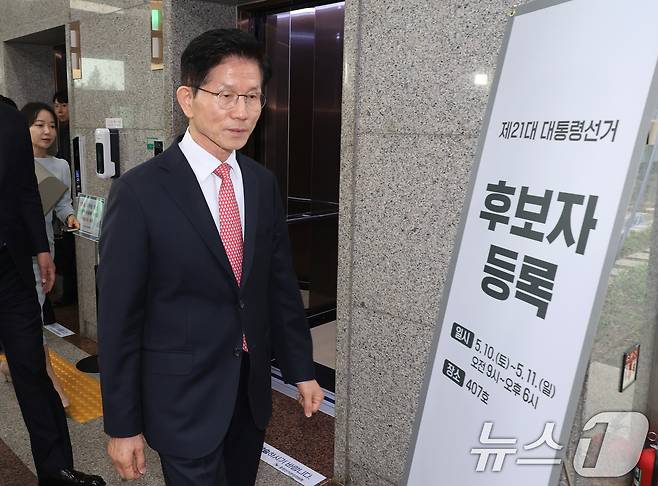 김문수 국민의힘 대통령 후보가 11일 오전 경기도 과천 중앙선거관리위원회에서 제21대 대통령 선거 후보 등록을 마친 뒤 자리를 뜨고 있다. (공동취재) 2025.5.11/뉴스1 ⓒ News1 오대일 기자