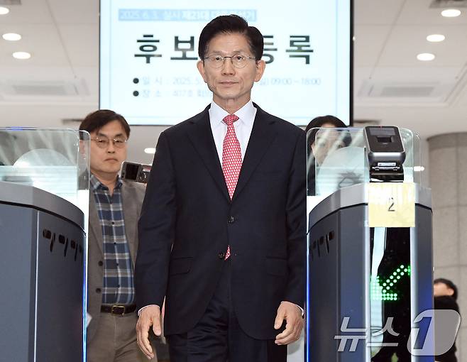 김문수 국민의힘 대통령 후보가 11일 오전 경기 과천시 중앙선거관리위원회에서 제21대 대통령선거 후보자 등록을 마친 뒤 선관위를 나서고 있다. (공동취재) 2025.5.11/뉴스1 ⓒ News1 오대일 기자