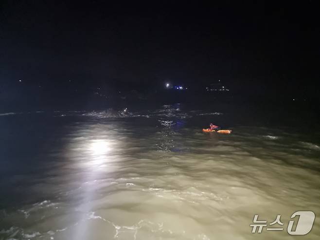 갯바위에 고립된 30대 남성 구조하는 태안해경.(태안해경제공. 재판매 및 DB금지)