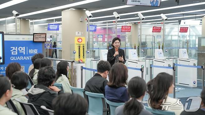 지영미 질병관리청장이 8일 국립김해공항 B입국장에서 검역정책을 설명하고 있다.(질병청 제공) 2025.5.8/뉴스1