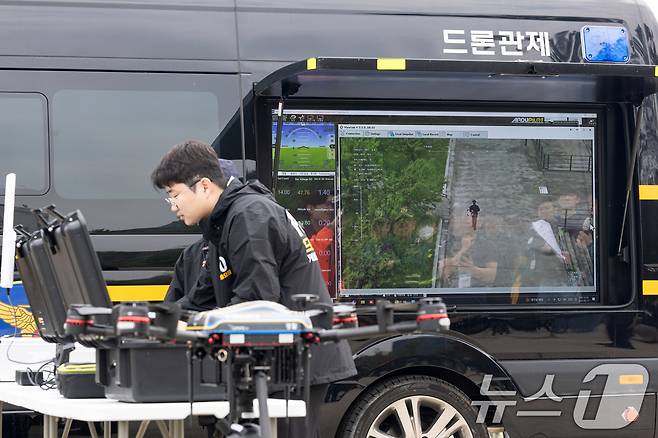 11일 서울 여의도 한강공원에서 서울경찰청 관계자가 열화상 감지 기능이 탑재된 드론으로 순찰 시연을 하고 있다. 2025.5.11/뉴스1 ⓒ News1 이승배 기자