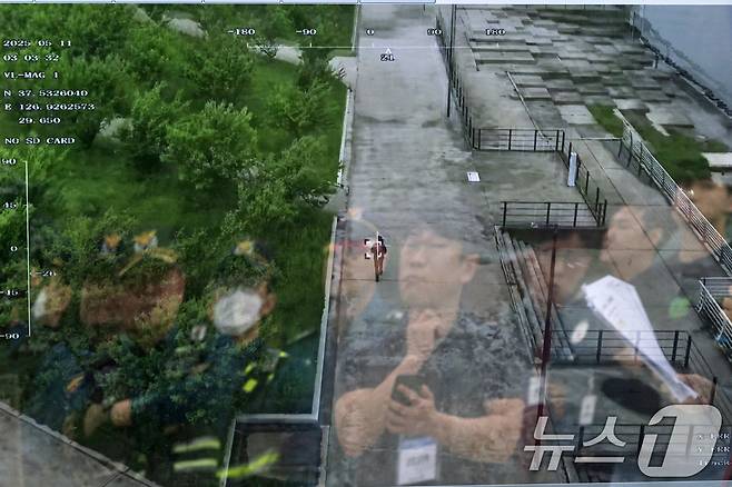 11일 서울 여의도 한강공원에서 서울경찰청 관계자가 열화상 감지 기능이 탑재된 드론으로 순찰 시연을 하고 있다. 2025.5.11/뉴스1 ⓒ News1 이승배 기자