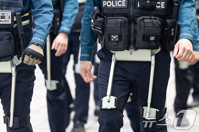 11일 서울 여의도 한강공원에서 서울경찰청 기동대원들이 웨어러블 로봇을 착용하고 순찰을 돌고 있다. 서 2025.5.11/뉴스1 ⓒ News1 이승배 기자