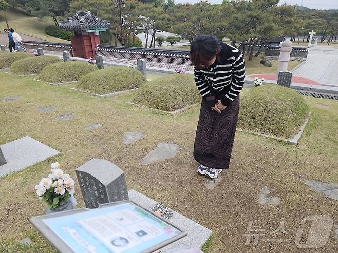 11일 광주 북구 운정동 5·18민주묘역에서 태국 대학생 나띠씨가 소설 ‘소년이 온다’의 실제 모델인 문재학 군의 묘소를 참배하고 있다. 나띠씨는 한국 드라마 ‘오월의 청춘’을 시작으로 영화 ‘택시운전사’를 보고 5·18을 알게 됐다. 2025.5.11/뉴스1 ⓒ News1 서충섭 기자