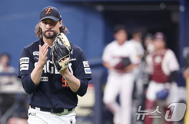 11일 서울 구로구 고척스카이돔에서 열린 '2025 신한 SOL뱅크 KBO리그' 한화 이글스와 키움 히어로즈의 경기, 한화 선발 와이스가 8회까지 무실점으로 역투를 펼친 후 더그아웃으로 향하며 박수치고 있다. 2025.5.11/뉴스1 ⓒ News1 김성진 기자