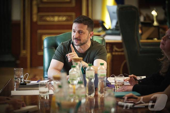 볼로디미르 젤렌스키 우크라이나 대통령이 3일(현지시간) 키이우에서 취재진과 기자회견을 갖고 “러시아는 미국이 제안한 '무조건적인 30일 휴전'을 받아들여야 한다”고 밝히고 있다. 2025.05.04 ⓒ AFP=뉴스1 ⓒ News1 우동명 기자