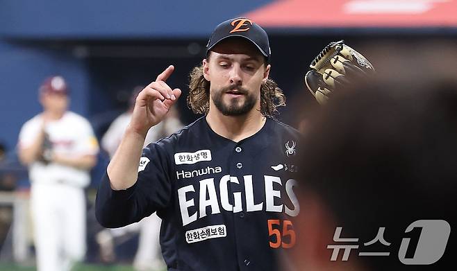 11일 서울 구로구 고척스카이돔에서 열린 '2025 신한 SOL뱅크 KBO리그' 한화 이글스와 키움 히어로즈의 경기, 한화 선발 와이스가 8회까지 무실점으로 역투를 펼친 후 더그아웃으로 향하며 세리머니를 하고 있다. 2025.5.11/뉴스1 ⓒ News1 김성진 기자