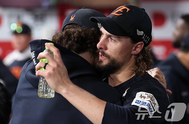 11일 서울 구로구 고척스카이돔에서 열린 '2025 신한 SOL뱅크 KBO리그' 한화 이글스와 키움 히어로즈의 경기, 한화 선발 와이스가 8회까지 무실점으로 역투를 펼친 후 더그아웃에서 폰세와 포옹하고 있다. 2025.5.11/뉴스1 ⓒ News1 김성진 기자