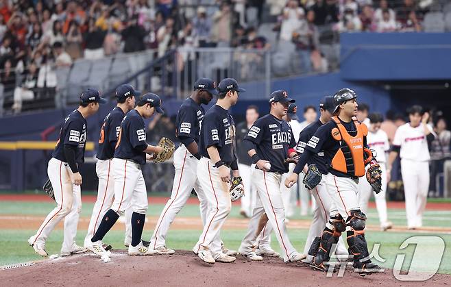한화 선수들이 11일 서울 구로구 고척스카이돔에서 열린 '2025 신한 SOL뱅크 KBO리그' 한화 이글스와 키움 히어로즈의 경기에서 8-0으로 승리한 후 더그아웃으로 향하고 있다. 2025.5.11/뉴스1 ⓒ News1 김성진 기자