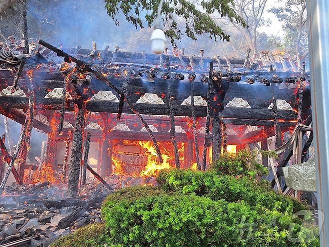 11일 오후 전남 여수 한 암자에서 불이 난 모습.(여수소방 제공. 재배포 및 DB 금지)