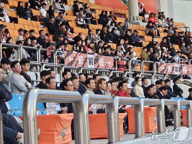 11일 오후 강원FC와 김천상무의 프로축구 K리그1 경기가 열리는 춘천 송암스포타운 주경기장 VIP석에 김진태 강원도지사, 김병지 강원FC 대표 이사 등이 경기를 관람하고 있다.2025.5.11 한귀섭 기자