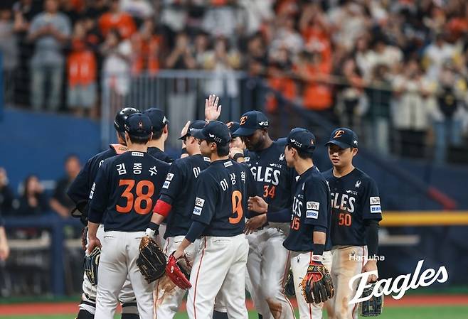 한화 선수들이 11일 고척스카이돔에서 열린 2025 KBO리그 정규시즌 키움전 승리 후 하이파이브를 하고 있다. 사진 | 한화 이글스