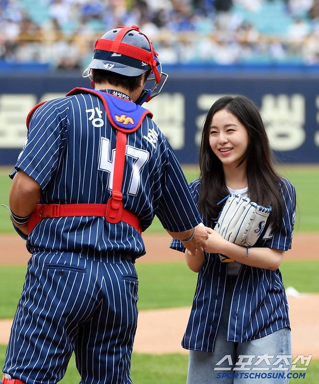 패대기 시구 후 민망해하는 시구자 박지후를 챙기는 포수 강민호.