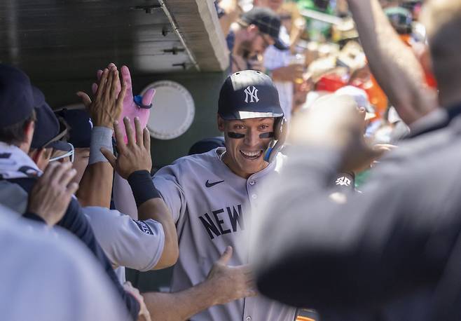 뉴욕 양키스 애런 저지가 11일(한국시각) 새크라멘토 서터헬스파크에서 열린 애슬레틱스전에서 4회 솔로홈런을 터뜨리고 들어와 동료들의 열렬한 환영을 받고 있다 . AP연합뉴스