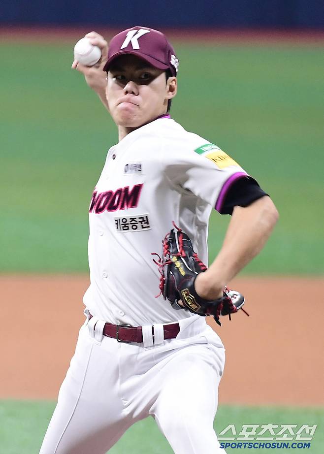11일 고척돔에서 열린 KBO리그 키움과 한화의 경기. 선발 투구하고 있는 키움 김윤하. 고척=송정헌 기자songs@sportschosun.com/2025.05.11/
