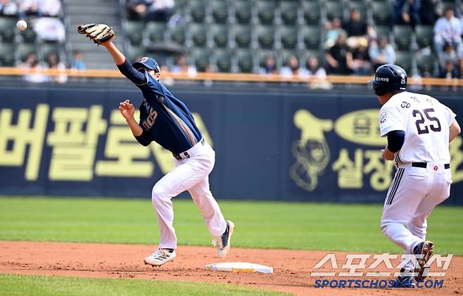 11일 잠실야구장에서 열린 NC와 두산의 더블헤더 1차전, 1회말 1사 1,2루 두산 김재환의 내야땅볼�� 1루주자 양의지가 NC 2루수 서호철의 악송구로 2루 세이프되고 있다. 유격수는 김주원. 잠실=허상욱 기자wook@sportschosun.com/2025.05.11/
