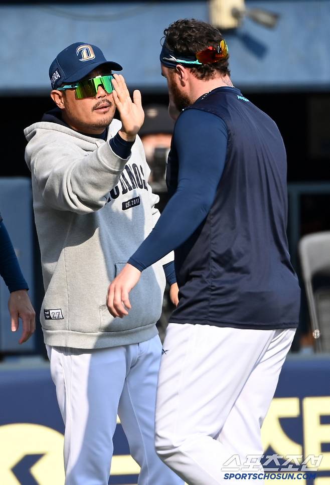 11일 잠실야구장에서 열린 NC와 두산의 더블헤더 1차전, NC가 11대5로 승리했다. 승리의 기쁨을 나누는 이호준 감독과 로건의 모습. 잠실=허상욱 기자wook@sportschosun.com/2025.05.11/