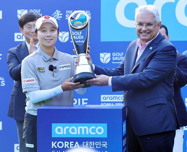 김효주, 유럽여자골프 아람코 챔피언십 2년 연속 우승

    (고양=연합뉴스) 김병만 기자 = 11일 경기도 고양시 뉴코리아CC에서 열린 레이디스 유러피언투어(LET) 아람코 챔피언십에서 우승한 김효주가 트로피를 들고 있다. 

    2025.5.11

    kimb01@yna.co.kr

(끝)





<저작권자(c) 연합뉴스, 무단 전재-재배포, AI 학습 및 활용 금지>