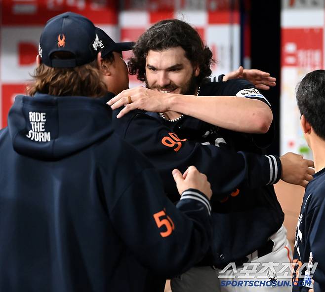 10일 고척스카이돔에서 열린 한화와 키움의 경기, 6회말 투구를 마친 한화 폰세가 선발진과 뜨거운 포옹을 나누고 있다. 고척=허상욱 기자wook@sportschosun.com/2025.05.10/