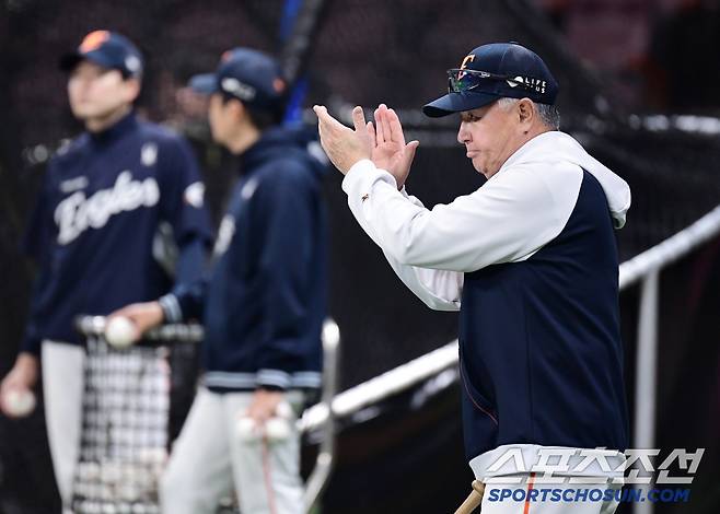 11일 고척돔에서 열리는 KBO리그 키움과 한화의 경기. 선수들 훈련을 지켜보고 있는 한화 김경문 감독. 고척=송정헌 기자songs@sportschosun.com/2025.05.11/