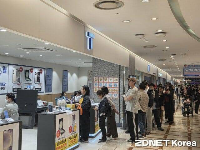 SKT 대리점에서 유심을 교체하기 위해 대기하는 이용자들