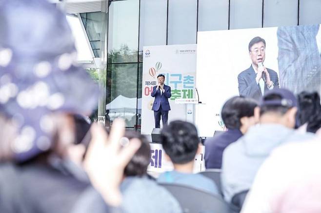 신상진 성남시장이 11일 성남시청 광장에서 열린 '제14회 지구촌 어울림 축제'에 참석해 인사말을 하고 있다. 성남시 제공