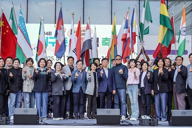 신상진 성남시장이 11일 성남시청 광장에서 열린 '제14회 지구촌 어울림 축제'에 참석해 참석자들과 기념촬영을 하고 있다. 성남시 제공