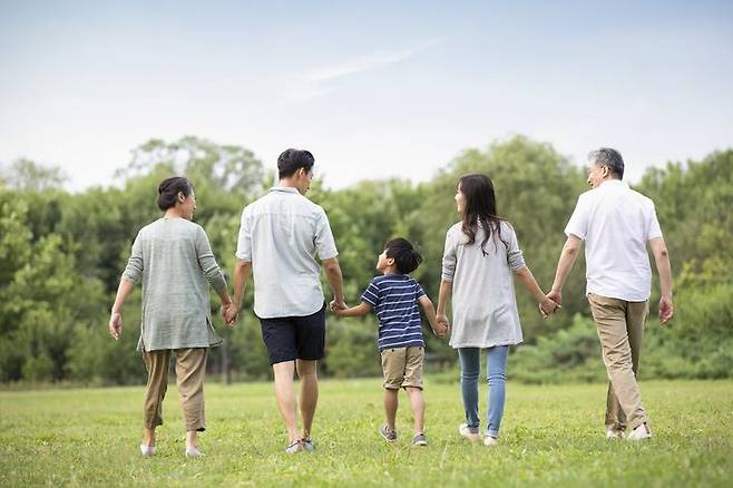설문조사 결과 보호자들은 '부모급여' 적정 액수로 월 150만 원 안팎을, 지급 시기는 평균 13세까지가 적절하다고 응답했다. 게티이미지
