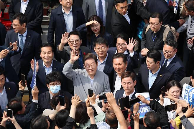 경청투어에 나선 이재명 더불어민주당 대통령 후보가 11일 오후 전남 영암군에 도착해 시민들을 향해 인사하고 있다./뉴스1