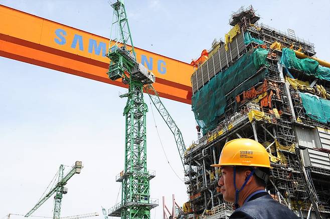 지난 8일 오후 4시 30분쯤 거제시 삼성중공업 거제조선소 사업장 안에서 타워크레인 무게 하중 테스트 중에 튄 파편에 50대 근로자가 팔이 관통상을 입었다. /조선일보DB