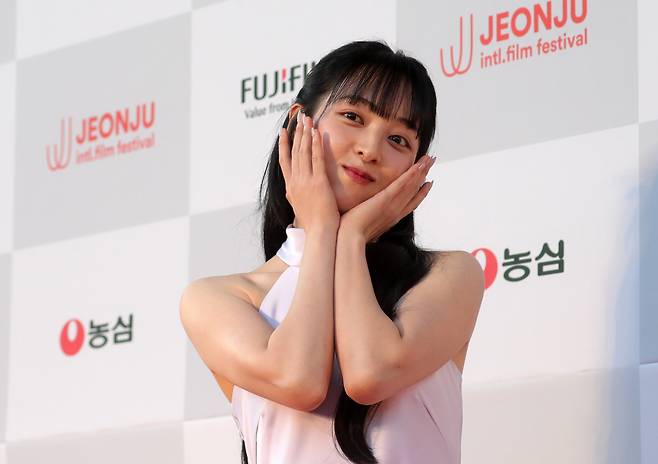 배우 김보라가 30일 전북자치도 전주시 한국소리문화의전당에서 열린 제26회 전주국제영화제 개막식 레드카펫을 걷고 있다. /뉴스1