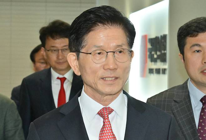 김문수 국민의힘 대통령 후보가 11일 오전 한덕수 전 국무총리와의 회동을 위해 서울 여의도 중앙당사에서 대통령후보실로 이동하고 있다. /뉴스1