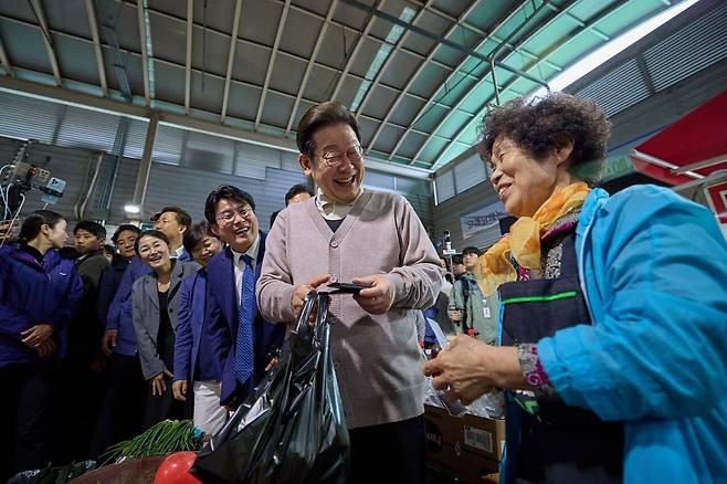 이재명 더불어민주당 대선 후보가 지난 9일 영천공설시장에서 지역화폐로 식재료를 구매하고 있다. /더불어민주당 제공