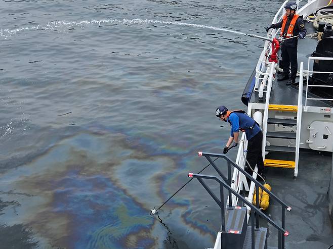 11일 경남 창원시 진해구 소모도 인근 해상 해군 부두 내 해군 함정에서 자체 연료유 이송 작업 중 연료유(경유)가 유출돼 해경과 해군이 방제 작업을 하고 있다. (창원해양경찰서 제공)/연합뉴스