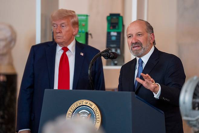 하워드 러트닉 미국 상무장관(오른쪽)은 11일 미국 CNN 방송과의 인터뷰에서 중국과의 무역 협상에 대해 "많은 것에 대한 동의가 이뤄졌다"고 밝혔다./UPI 연합뉴스