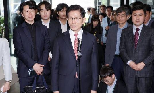 국민의힘 김문수 대선 후보가 11일 서울 영등포구 여의도 국민의힘 당사로 들어서며 취재진 앞에서 발언하고 있다. 연합뉴스