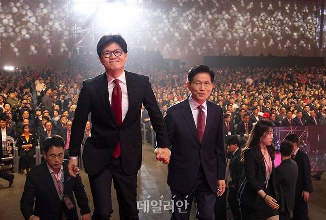 한동훈 국민의힘 전 대표(사진 왼쪽)는 10일 새벽 당 지도부에 의해 김문수 대선 후보 선출이 취소되고 새로운 대선 후보 지명 절차가 시작되자, 앞장서서 반대에 힘을 실었다. 불과 일주일 전인 5·3 전당대회 당원 선거인단 투표에서 38.8%를 득표했던 한 전 대표의 반대는 전당원투표 부결에 결정적 영향을 줬다는 분석이다. ⓒ데일리안 홍금표 기자